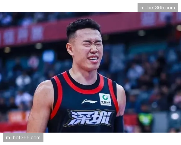 贺希宁命中高难度漂移三分，替补席队友集体抱头难以置信