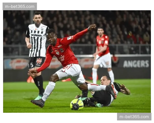 南特队长布拉斯接受专访，谈现代边后卫助攻与回防的平衡之道